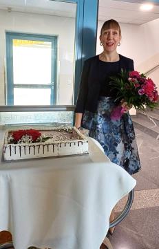 Čestitke Dušici Lovšin je prva izrekla direktorica  Doma Taber Martina Martinčič 